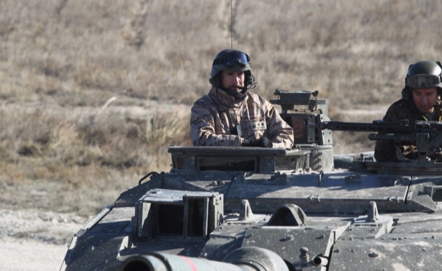 Don Felipe durante el ejercicio a bordo del carro de combate "Leopardo"