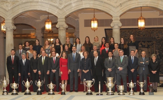 Fotografía de grupo junto a los premiados