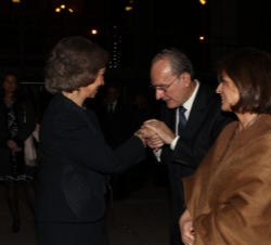 Doña Sofía recibe el saludo del alcalde de Málaga, Francisco de la Torre, en presencia de la alcaldesa de Madrid, Ana Botella