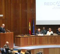 Su Majestad la Reina durante la intervención del alcalde de Málaga e impulsor de la Red de Ciudades por la Accesibilidad, Francisco de la Torre