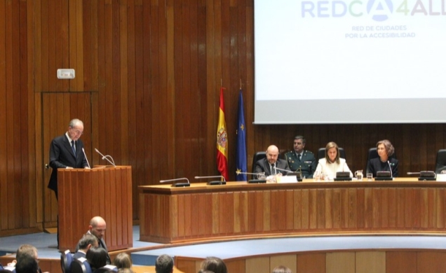 Su Majestad la Reina durante la intervención del alcalde de Málaga e impulsor de la Red de Ciudades por la Accesibilidad, Francisco de la Torre