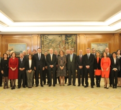 Sus Majestades los Reyes acompañados por las autoridades presentes en el acto y por los nuevos vocales del Consejo General del Poder Judicial