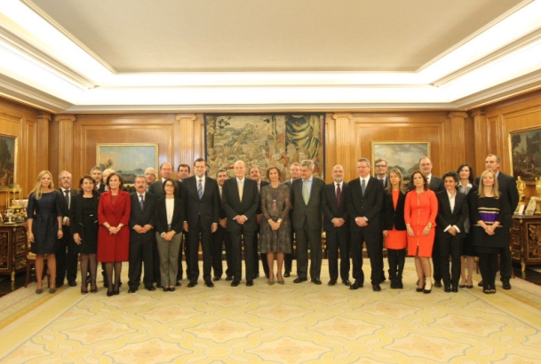Sus Majestades los Reyes acompañados por las autoridades presentes en el acto y por los nuevos vocales del Consejo General del Poder Judicial