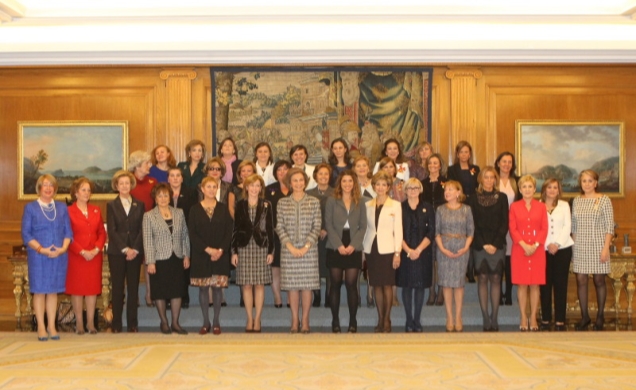 Doña Sofía, con las representaciones de las asociaciones de Damas de las Armas y Cuerpos de los tres Ejércitos y de la Guardia Civil
