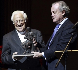El presidente del Grupo Cofares entrega el XIII Premio Fundación Cofares al Padre Ángel García