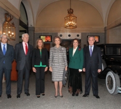 La Reina, la ministra de Sanidad, Servicios Sociales e Igualdad, la alcaldesa de Madrid, el presidente del Grupo Cofares, el vicepresidente de la Fund