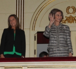 La Reina saluda desde el palco, junto a la ministra de Sanidad, Servicios Sociales e Igualdad, Ana Mato