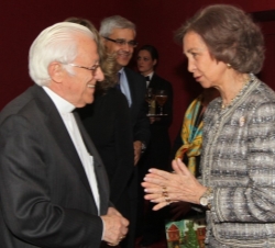 La Reina conversa con el padre Ángel García