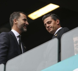 Su Alteza Real el Príncipe de Asturias conversa con el Presidente de México, Enrique Peña Nieto a su llegada al Funeral de Estado por el expresidente 