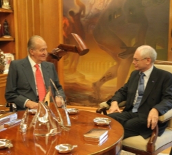 Don Juan Carlos conversa con Herman Van Rompuy