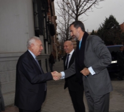 Don Felipe recibe el saludo del ministro de Asuntos Exteriores y de Cooperación, en presencia de los titulares de las carteras de Defensa y de Educaci