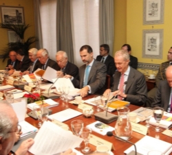 Don Felipe, durante la reunión, junto a los ministros de Asuntos Exteriores y de Cooperación y de Defensa