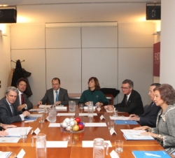 Su Majestad la Reina y el resto de asistentes a la reunión atienden a la intervención del presidente de la Fundación, Alberto Aza