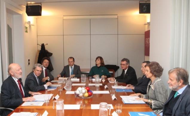 Su Majestad la Reina y el resto de asistentes a la reunión atienden a la intervención del presidente de la Fundación, Alberto Aza
