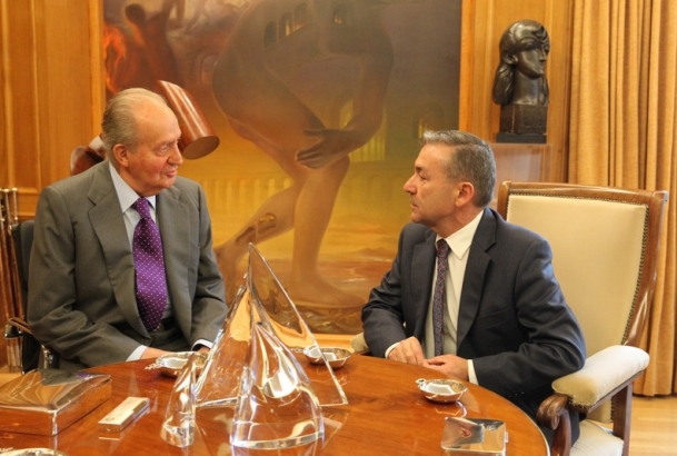 Don Juan Carlos conversa con el presidente de Canarias, Paulino Rivero