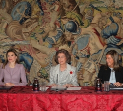 Su Majestad la Reina acompañada por Su Alteza Real la Princesa de Asturias y la ministra de Sanidad, Servicios Sociales e Igualdad, Ana Mato, durante 