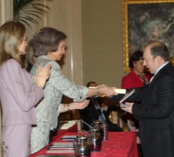 Su Majestad la Reina entrega el premio al presidente de la Fundación San Martín de Porres, Antonio Rodríguez