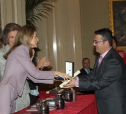 Doña Letizia hace entrega del galardón, en presencia de Doña Sofía, al presidente de la Federación Española de Enfermedades Raras (FEDER), Juan Carrió