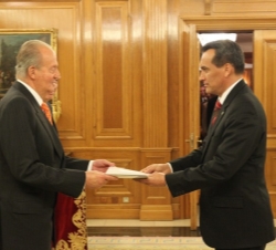 Su Majestad el Rey recibe las Cartas Credenciales del embajador de la República de El Salvador, José Atilio Benítez Parada