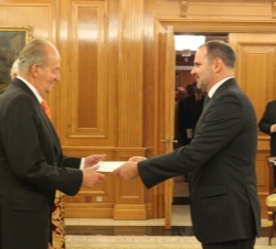 Su Majestad el Rey recibe las Cartas Credenciales del embajador de la República de la República de Cuba, Eugenio Martínez Enríquez