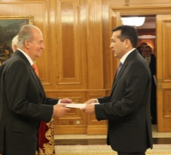 Su Majestad el Rey recibe las Cartas Credenciales del embajador de la República de Uzbekistán, Durbek Amanov