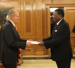 Su Majestad el Rey recibe las Cartas Credenciales del embajador de la República de Costa de Marfil, Ake Charles Darius Atchimon