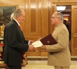 Su Majestad el Rey recibe las Cartas Credenciales del embajador de la República Bolivariana de Venezuela, Mario Isea Bohórquez