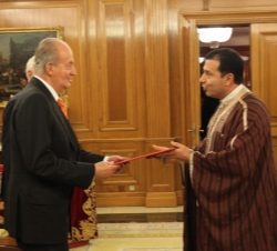 Su Majestad el Rey recibe las Cartas Credenciales del embajador de la República Tunecina, Mohamed Mezghani