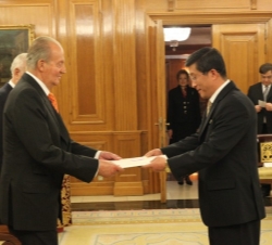 Su Majestad el Rey recibe las Cartas Credenciales del embajador de la República Popular Democrática de Corea, Kim Hyok Chol