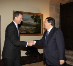 Don Felipe recibe el saludo del Presidente de la Comisión Europea, José Manuel Durão Barroso