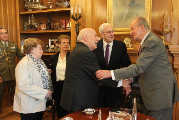 Don Juan Carlos saluda a Antonio Jodrá, en presencia de José Velasco y las esposas de ambos