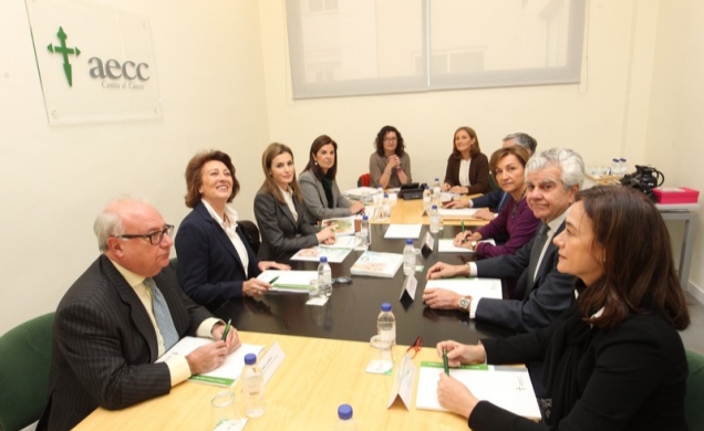 Doña Letizia acompañada por los miembros de la comisión permanente de la AECC y de su Fundación Científica, durante la reunión