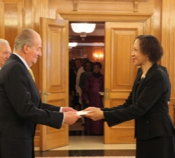Don Juan Carlos recibe las Cartas Credenciales de la embajadora de la República de Trinidad y Tobago, Margaret Allison King-Rousseau