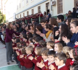 La Princesa de Asturias recibe los aplausos de los alumnos del Colegio La Salle Virgen del Mar
