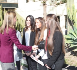 Doña Letizia saluda a unas alumnas del Colegio La Salle Virgen del Mar