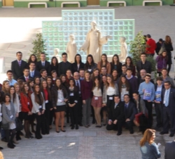 Fotografía de grupo de Doña Letizia acompañada de los alumnos y profesores del Colegio La Salle Virgen del Mar