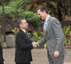 El presidente del Gobierno de Canarias, Paulino Rivero, saluda a Don Felipe a su llegada, en presencia del alcalde de Santa Cruz de Tenerife, José Man
