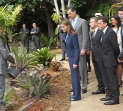 Los Príncipes y las autoridades atienden a las explicaciones sobre una de las especies plantadas en el Palmetum