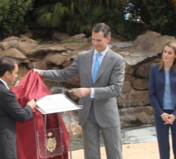 Don Felipe descubre una placa conmemorativa, en presencia de Doña Letizia, el alcalde de Santa Cruz de Tenerife y el presidente del Gobierno de Canari