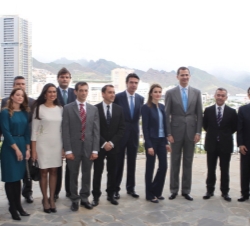 Los Príncipes, con las autoridades asistentes y los responsables del Palmetum, en un mirador que ofrece una vista panorámica de la ciudad