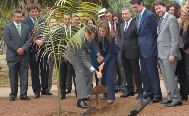 Don Felipe y Doña Letizia plantan una palmera
