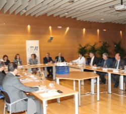 Vista de la mesa de la reunión mantenida por Doña Sofía con la Gerencia y los investigadores responsables de los distintos proyectos de la Fundación C