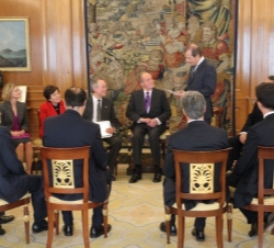 Su Majestad el Rey, Leopoldo Calvo-Sotelo y los miembros del Patronato de FIES, durante la intervención del presidente de la institución, Rafael Guard