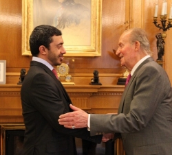 Don Juan Carlos recibe el saludo del ministro de Asuntos Exteriores de los Emiratos Árabes Unidos, Su Alteza el Jeque Abdullah Bin Zayed Al Nahyan