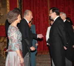 Su Majestad el Rey conversa con el Presidente del Gobierno, Mariano Rajoy