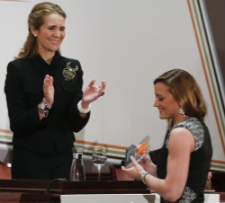 La Infanta Doña Elena aplaude a la nadadora Mireia Belmonte tras entregarle el Premio 