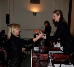 Doña Elena entrega a Rosa Clará el galardón
