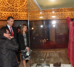 Los Príncipes observan una pieza expuesta en la muestra