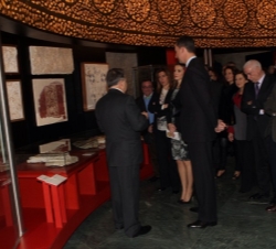 Don Felipe y Doña Letizia reciben explicaciones durante su recorrido por la exposición
