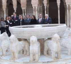 Sus Altezas Reales los Príncipes de Asturias a su paso por el Patio de Los Leones